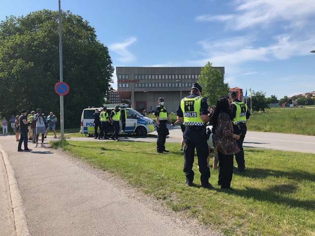 Åter visade polisen musklerna – mot barnfamiljer och värnlösa pensionärer