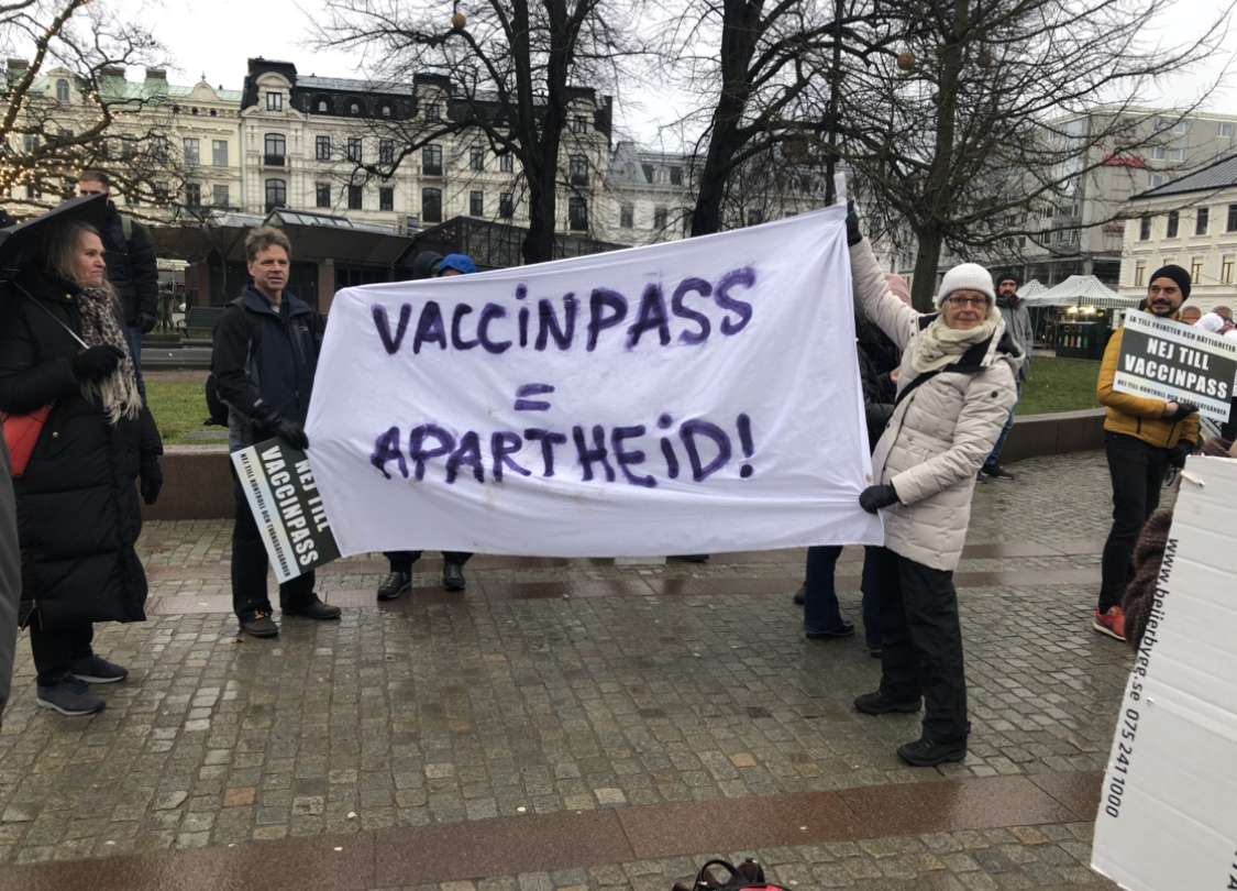 Det nya normalläget är att regeringen stänger ner samhället för att de monterat ner vården